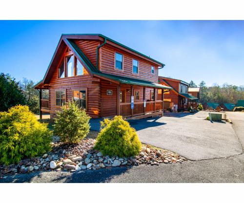 Robins Nest - WC Accessible, Views, Community Pool in Pigeon Forge, USA