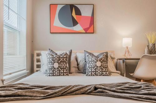 3Bedroom 2Bathroom close to historic downtown fast wifi detail