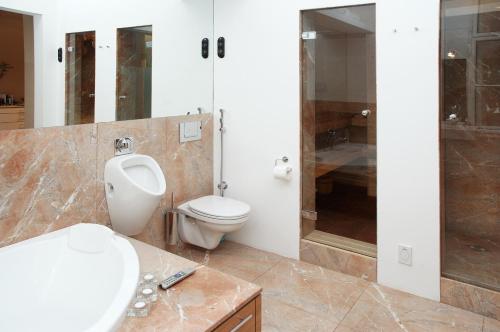 One-Bedroom Apartment with Sauna image 4