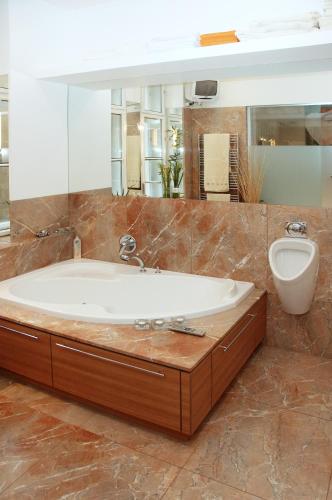 One-Bedroom Apartment with Sauna image 3