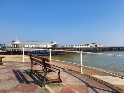 ชายหาด, เซนล๊อค เกสท์เฮาส์ (Senlac Guesthouse) in เอสติ้งส์