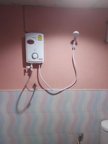 Bathroom, ห้องพัก โฮมทรัพย์ in Sawang Daen Din