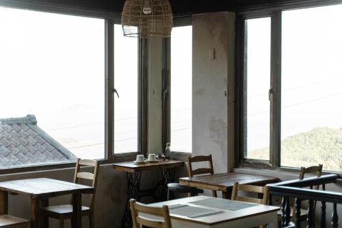 Pub/Lounge, Mountain Traveler Inn in Jiu Fen