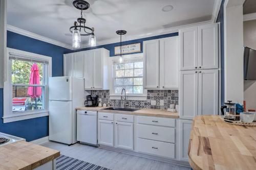 Central Cottage with Grill, 1 Mi to Cajun Field in Lafayette Városközpont