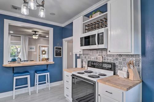 Central Cottage with Grill, 1 Mi to Cajun Field in Lafayette Városközpont