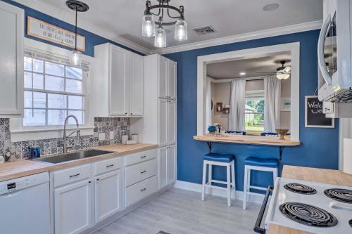 Central Cottage with Grill, 1 Mi to Cajun Field in Lafayette Városközpont