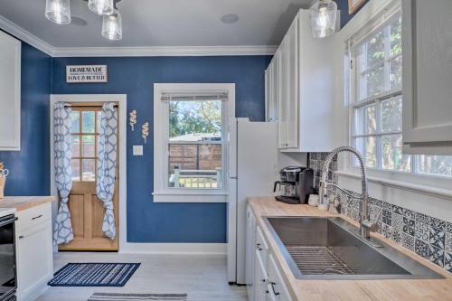 Central Cottage with Grill, 1 Mi to Cajun Field in Lafayette Városközpont
