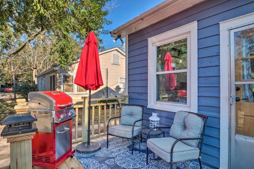 Central Cottage with Grill, 1 Mi to Cajun Field in Lafayette Városközpont