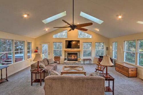 Sugar Grove Escape with Hot Tub and Remote Workspace! in Sugar Grove, USA