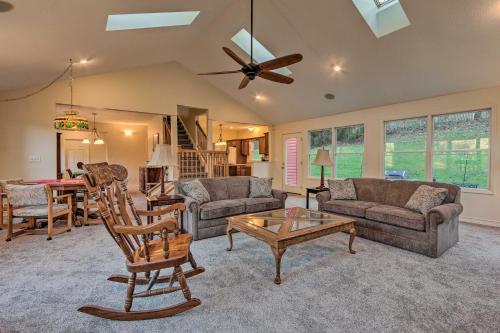 Sugar Grove Escape with Hot Tub and Remote Workspace! in Sugar Grove, USA