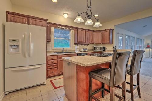 Sugar Grove Escape with Hot Tub and Remote Workspace! in Sugar Grove, USA