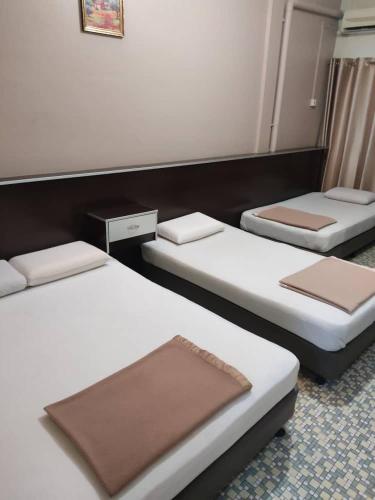 1 queen bed, 2 twin beds
