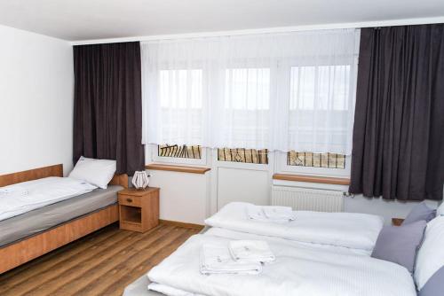 3 twin beds