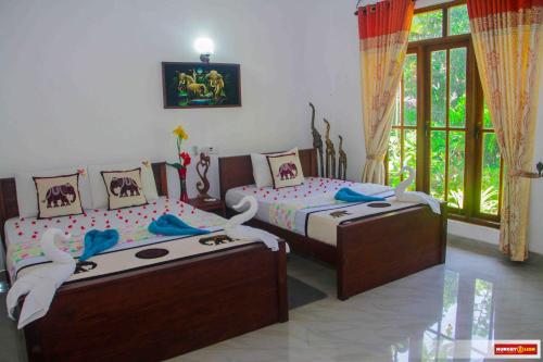 1 queen bed, 1 double bed