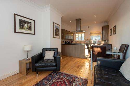 Apartment 4 The Grove - image 7