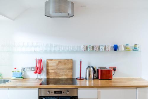 Stylish flat with private yard in Shepherd’s Bush - image 7