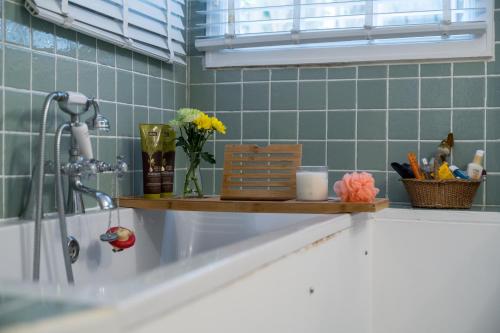 Stylish flat with private yard in Shepherd’s Bush - image 9