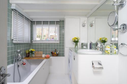 Stylish flat with private yard in Shepherd’s Bush - image 11