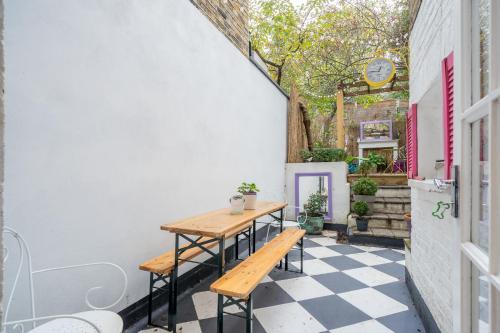 Stylish flat with private yard in Shepherd’s Bush - image 13