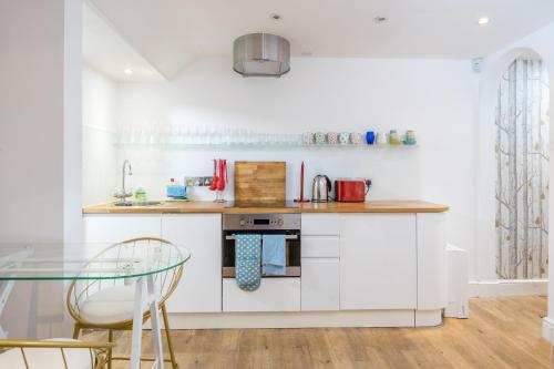 Stylish flat with private yard in Shepherd’s Bush - image 8