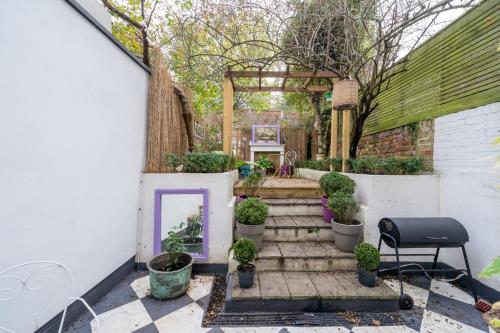 Stylish flat with private yard in Shepherd’s Bush - image 12