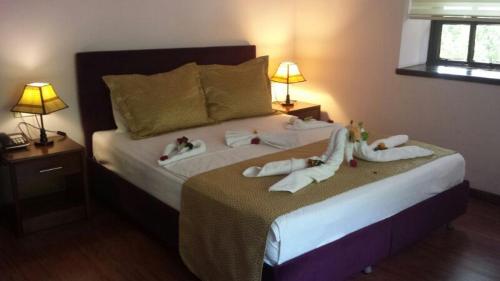 Kaleici Ozkavak Hotel Kaleiçi Ozkavak Hotel is conveniently located in the popular Antalya City Center area. The property features a wide range of facilities to make your stay a pleasant experience. Facilities like 24-hou