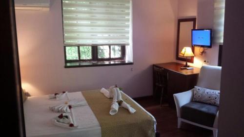 Kaleici Ozkavak Hotel Kaleiçi Ozkavak Hotel is conveniently located in the popular Antalya City Center area. The property features a wide range of facilities to make your stay a pleasant experience. Facilities like 24-hou