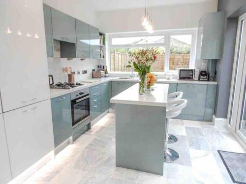 Spacious 4 Bed Rooms, Parking, Garden and Near Parks, Beaches and University gîte à louer Kinson Common