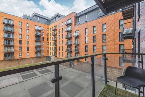 2 BED AT SLOUGH STATION & PARKING - LONDON IN 20 MINS - By Tempstay in Slough