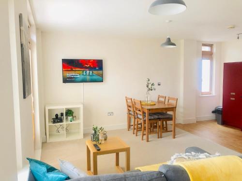 Opulent Living Serviced Apartments - Centre of Birmingham 2 Bedroom - Perfect for Families Group or Business - image 3