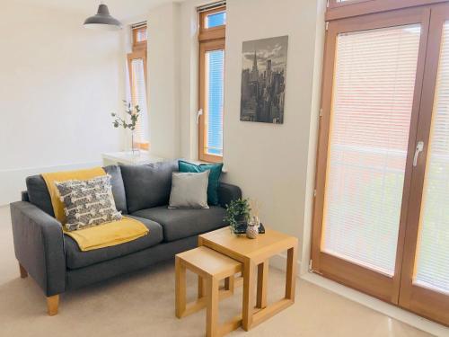 Opulent Living Serviced Apartments - Centre of Birmingham 2 Bedroom - Perfect for Families Group or Business - main image