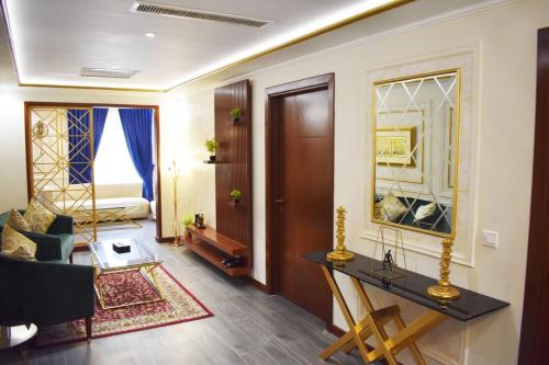 gedeelde lounge/tv-ruimte, Faletti's Grand Hotel Multan in Multan