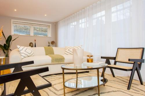 The Goldhawk Gem - Modern & Bright 2BDR with Patio and Garden