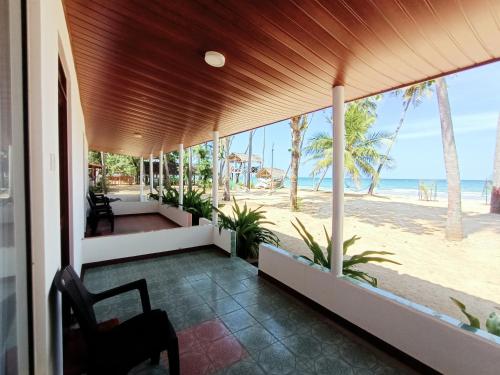 شاطئ, French garden Pragash Beach Hotel in ترينكومالي