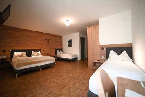 4 twin beds
