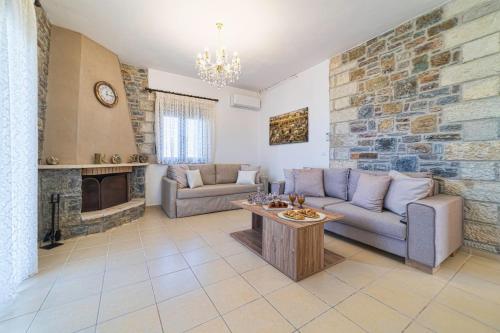 Shared lounge/TV area, Asfendamos Villas in Anogeia