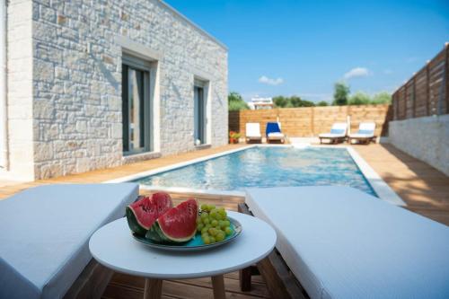 Villa Vera - With Private Heated Pool & Jacuzzi - Location, gîte - Pangalochori