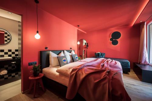 1 queen bed, 1 twin bed