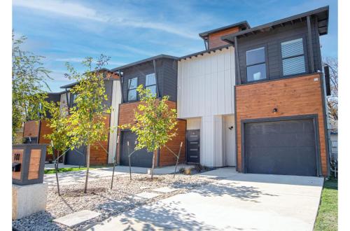 Spectacular 3 BR plus 2 and a half BA Apt Near Downtown in San Antonio, USA