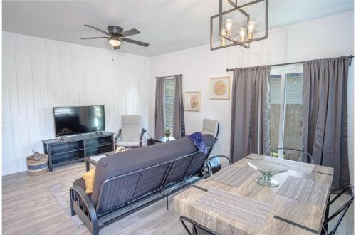 Spectacular 3 BR plus 2 and a half BA Apt Near Downtown in San Antonio, USA