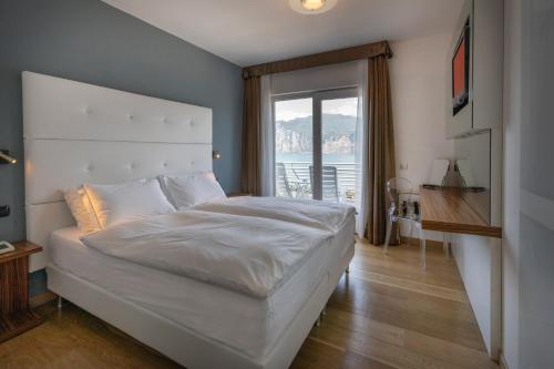 Superior Double or Twin Room with Balcony and Lake View