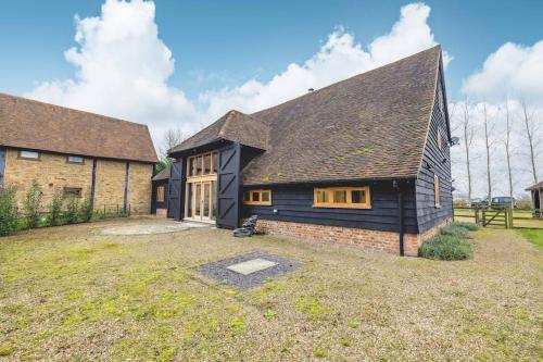 CHARACTER BARN - FAMILY RETREAT NEAR WINDSOR & ETON