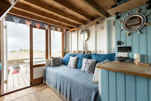 Facilities, Stargazing Beach Hut on Mudeford Sandbank with wake up sea views in East Southbourne and Tuckton