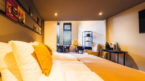 Oldschool Hotel Room Type - Large Twin Room