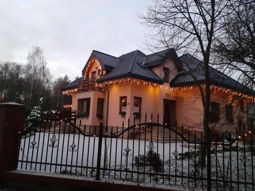 . Noclegi Pod Dębem , Wiśniówka