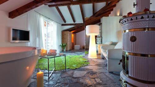 room detail thumbnail 2