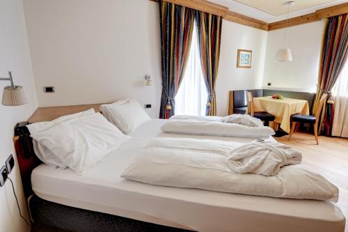 1 queen bed, 1 sofa bed