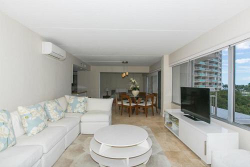 Ilikai Tower 310 Yacht Harbor View 2BR - main image