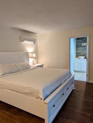 1 king bed, 1 sofa bed