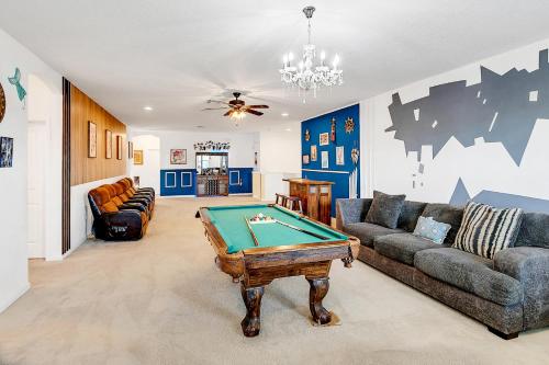 Family Resort - 14BR Mansion - Private Pool and BBQ! - image 3